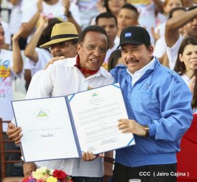 Rosario y Daniel celebran junto al pueblo 38 años de Revolución