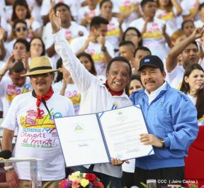 Rosario y Daniel celebran junto al pueblo 38 años de Revolución
