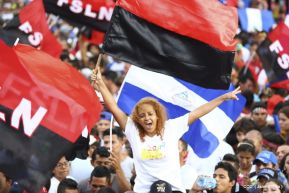 Rosario y Daniel celebran junto al pueblo 38 años de Revolución