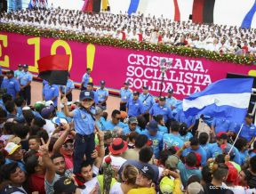 Rosario y Daniel celebran junto al pueblo 38 años de Revolución