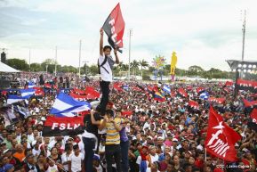 Rosario y Daniel celebran junto al pueblo 38 años de Revolución