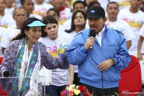 Rosario y Daniel celebran junto al pueblo 38 años de Revolución