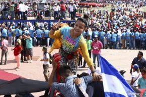 Rosario y Daniel celebran junto al pueblo 38 años de Revolución