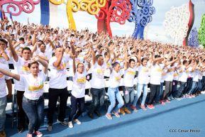 Rosario y Daniel celebran junto al pueblo 38 años de Revolución