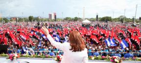 Rosario y Daniel celebran junto al pueblo 38 años de Revolución