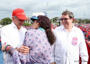 Rosario y Daniel celebran junto al pueblo 38 años de Revolución
