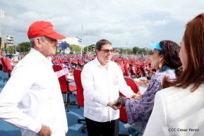 Rosario y Daniel celebran junto al pueblo 38 años de Revolución