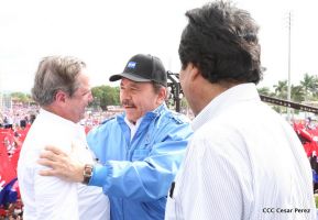Rosario y Daniel celebran junto al pueblo 38 años de Revolución