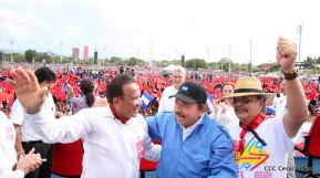 Rosario y Daniel celebran junto al pueblo 38 años de Revolución