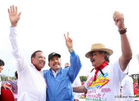 Rosario y Daniel celebran junto al pueblo 38 años de Revolución