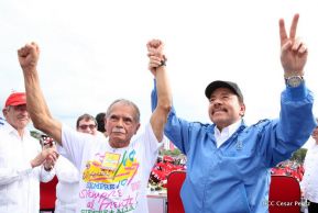 Rosario y Daniel celebran junto al pueblo 38 años de Revolución