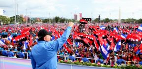 Rosario y Daniel celebran junto al pueblo 38 años de Revolución