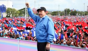 Rosario y Daniel celebran junto al pueblo 38 años de Revolución