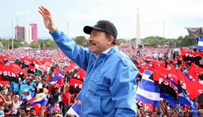 Rosario y Daniel celebran junto al pueblo 38 años de Revolución