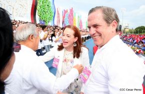 Rosario y Daniel celebran junto al pueblo 38 años de Revolución