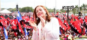 Rosario y Daniel celebran junto al pueblo 38 años de Revolución