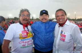 Rosario y Daniel celebran junto al pueblo 38 años de Revolución