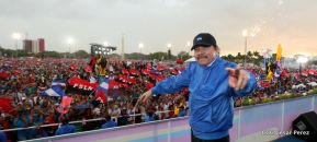 Rosario y Daniel celebran junto al pueblo 38 años de Revolución