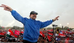 Rosario y Daniel celebran junto al pueblo 38 años de Revolución