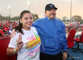 Rosario y Daniel celebran junto al pueblo 38 años de Revolución