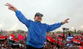 Rosario y Daniel celebran junto al pueblo 38 años de Revolución