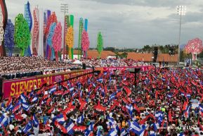 Rosario y Daniel celebran junto al pueblo 38 años de Revolución