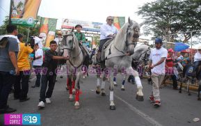 Miles de managuas participan del desfile hípico en honor a Santo Domingo
