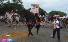 Miles de managuas participan del desfile hípico en honor a Santo Domingo