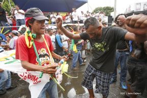 Miles de fieles acompañan a Santo Domingo en su regreso a Las Sierritas