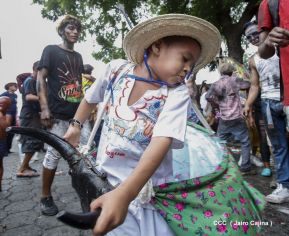 Miles de fieles acompañan a Santo Domingo en su regreso a Las Sierritas