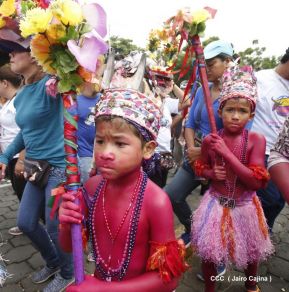 Miles de fieles acompañan a Santo Domingo en su regreso a Las Sierritas