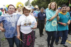 Miles de fieles acompañan a Santo Domingo en su regreso a Las Sierritas