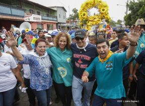 Miles de fieles acompañan a Santo Domingo en su regreso a Las Sierritas