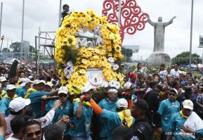 Miles de fieles acompañan a Santo Domingo en su regreso a Las Sierritas