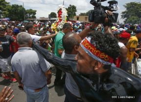 Miles de fieles acompañan a Santo Domingo en su regreso a Las Sierritas