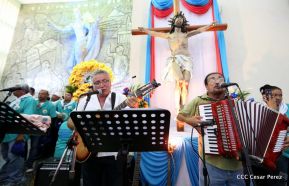 Miles de fieles acompañan a Santo Domingo en su regreso a Las Sierritas