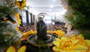 Miles de fieles acompañan a Santo Domingo en su regreso a Las Sierritas