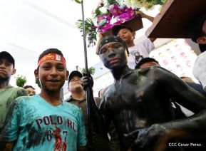 Miles de fieles acompañan a Santo Domingo en su regreso a Las Sierritas