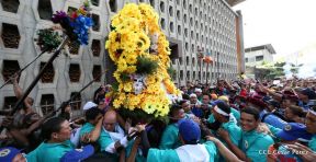 Miles de fieles acompañan a Santo Domingo en su regreso a Las Sierritas