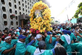 Miles de fieles acompañan a Santo Domingo en su regreso a Las Sierritas