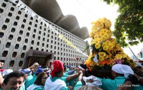 Miles de fieles acompañan a Santo Domingo en su regreso a Las Sierritas