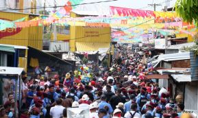 Miles de fieles acompañan a Santo Domingo en su regreso a Las Sierritas
