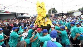 Miles de fieles acompañan a Santo Domingo en su regreso a Las Sierritas