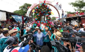 Miles de fieles acompañan a Santo Domingo en su regreso a Las Sierritas