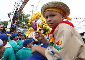 Miles de fieles acompañan a Santo Domingo en su regreso a Las Sierritas