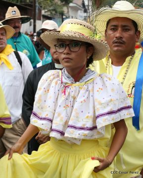 Miles de fieles acompañan a Santo Domingo en su regreso a Las Sierritas