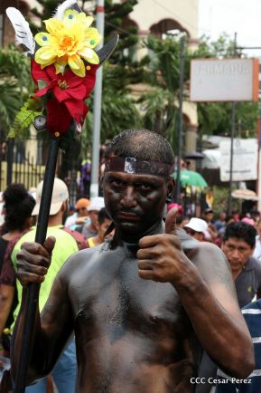 Miles de fieles acompañan a Santo Domingo en su regreso a Las Sierritas