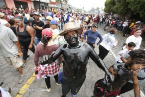 Miles de fieles acompañan a Santo Domingo en su regreso a Las Sierritas