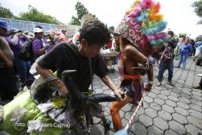 Miles de fieles acompañan a Santo Domingo en su regreso a Las Sierritas