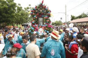 Miles de fieles acompañan a Santo Domingo en su regreso a Las Sierritas